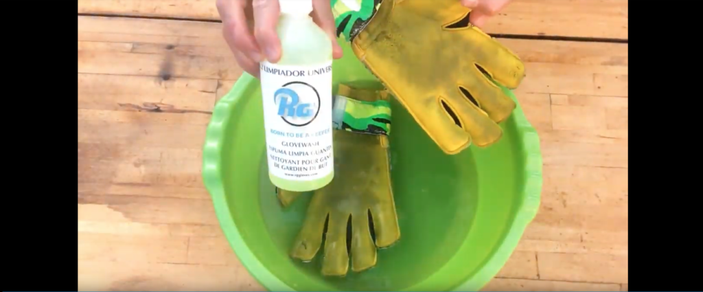 Cum se spală mănușile de portar